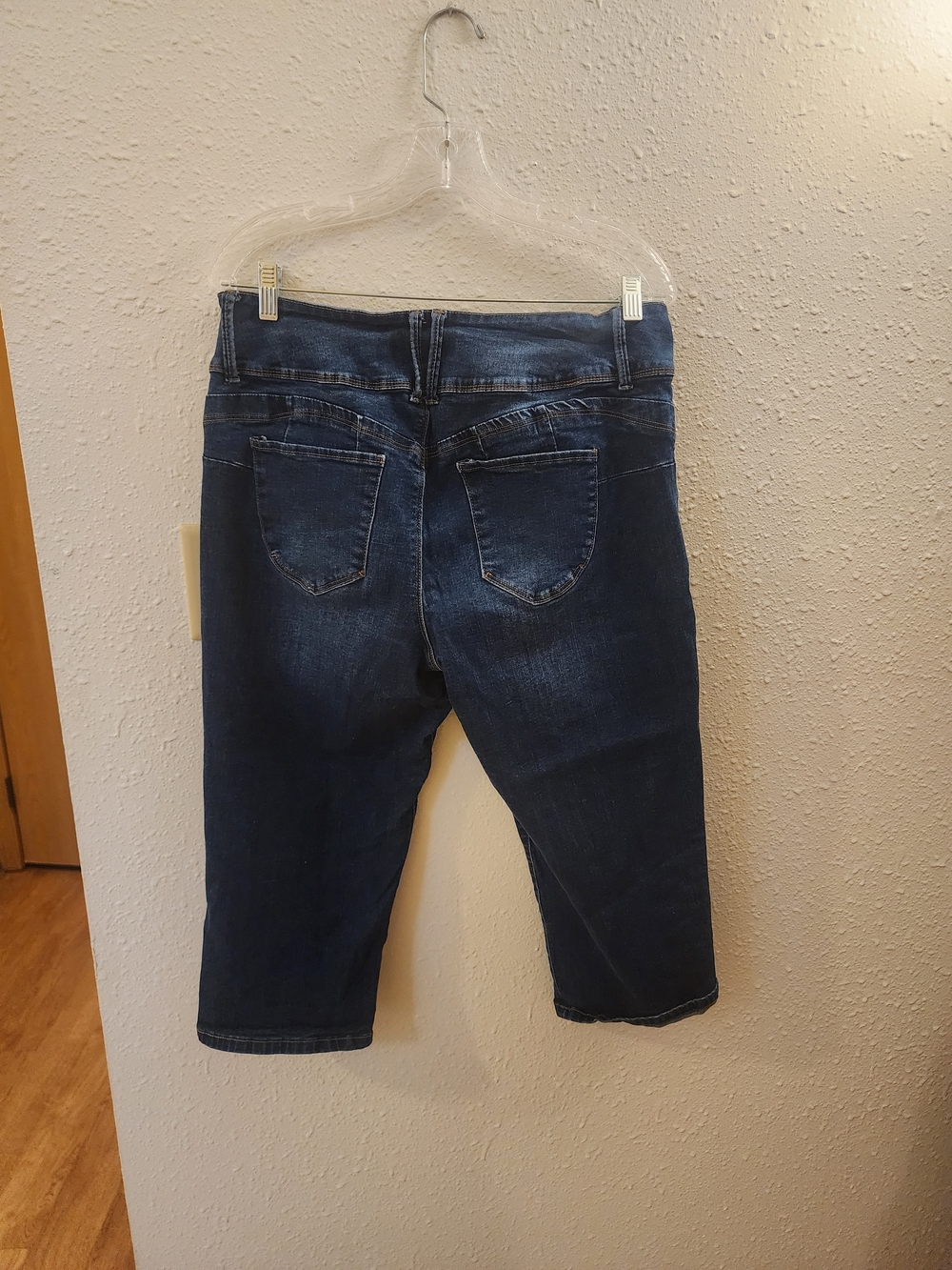 Sz 16 Royalty Wannabetta Butt 3 Button Dark Wash Shaping & Lifting Capris - Picture 4 of 5
